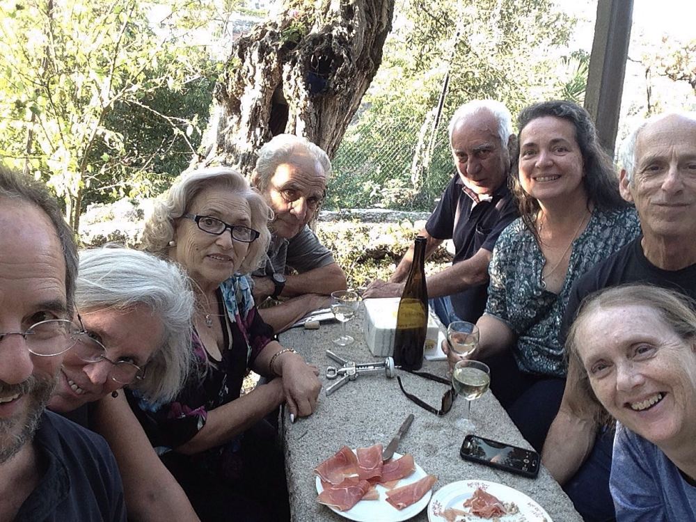 amigos na mesa de pedra
